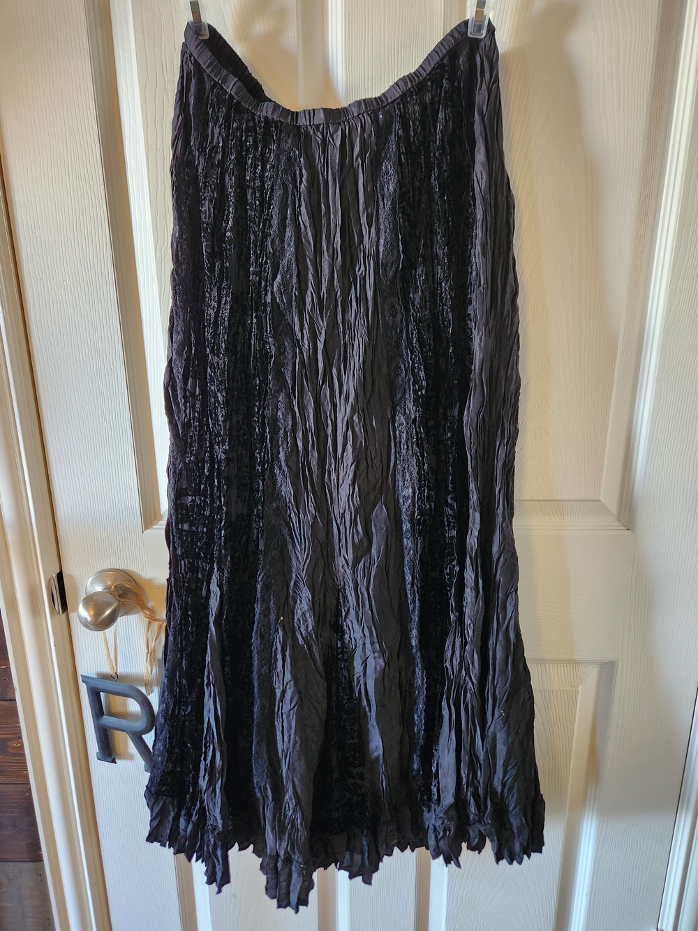 Women's Black Crinkled Midi Skirt